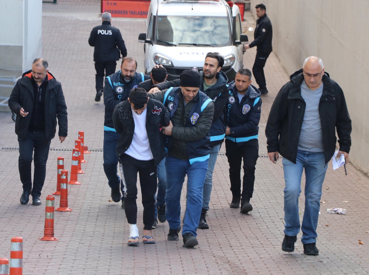 Kayseri\'de Suriyeli kardeşlerin öldürülmesi davasında tutuklu sanık adli kontrolle tahliye edildi