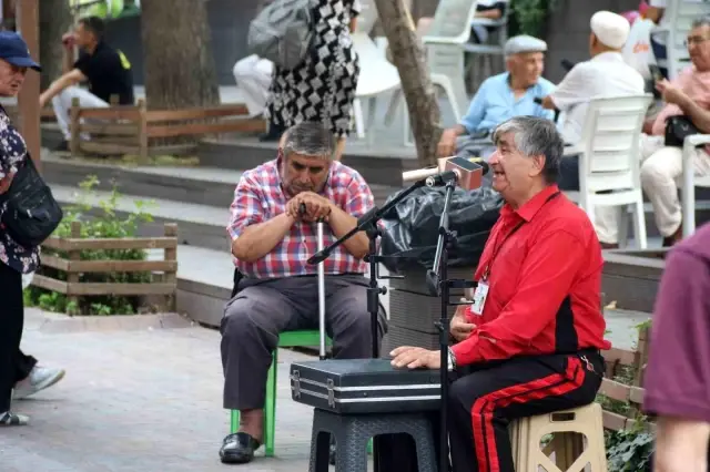 36 yıldır gece gündüz oturarak uyuyor