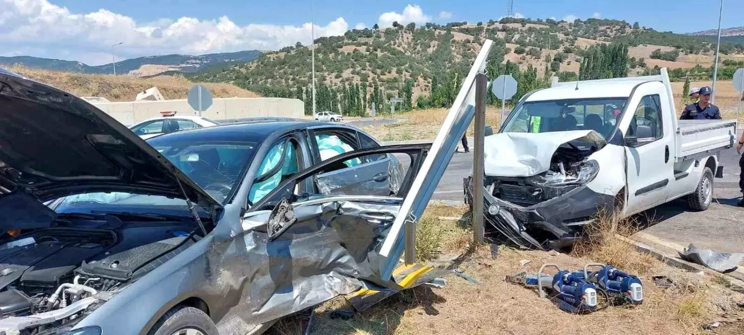 Amasya\'da Otomobil ile Hafif Ticari Araç Çarpıştı: 6 Kişi Yaralandı