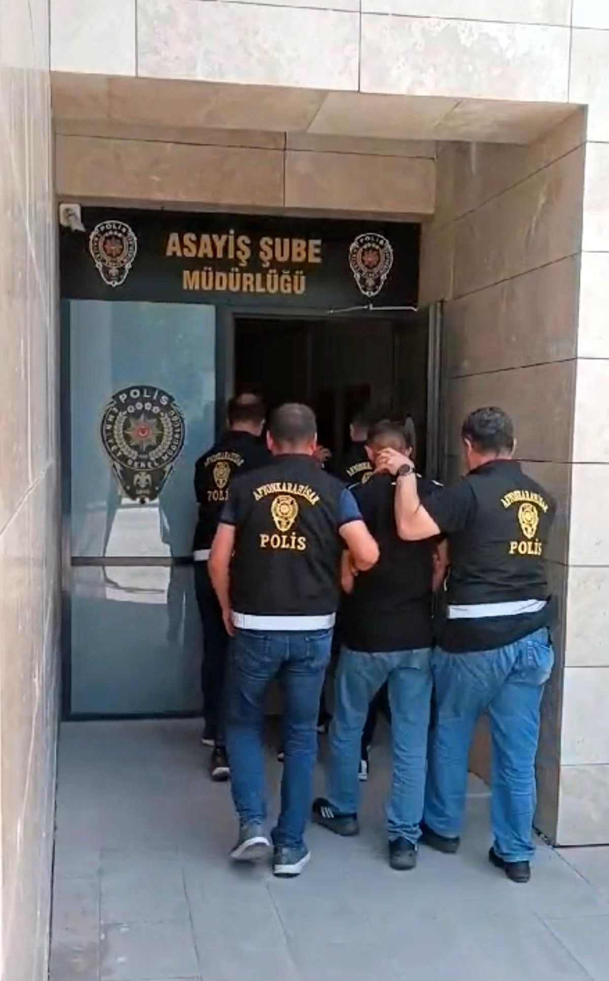 Arkadaşlık vaadiyle dolandırıcılık yapan kadın ve suç ortakları tutuklandı