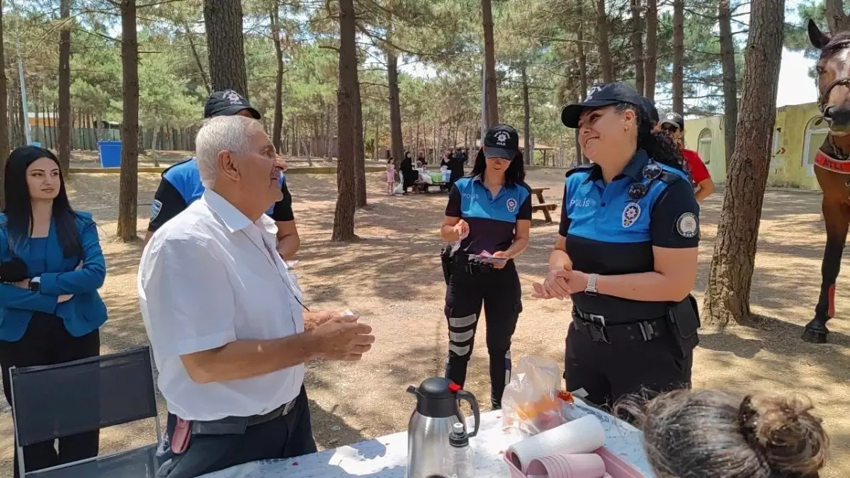 Sultangazi Hacı Bektaş-i Veli Kent Ormanı\'nda Vatandaşlar Yangınlar Konusunda Bilgilendirildi