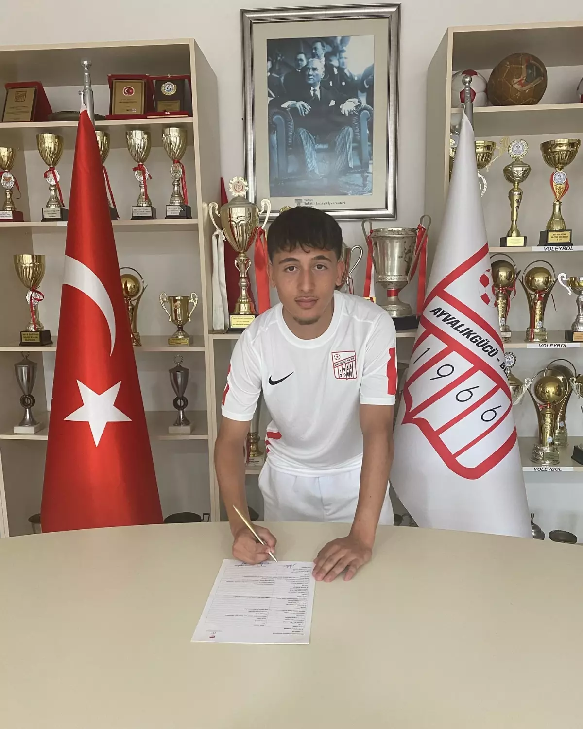 Ayvalıkgücü Belediyespor, genç oyuncu Korel Çal\'ı kadrosuna kattı