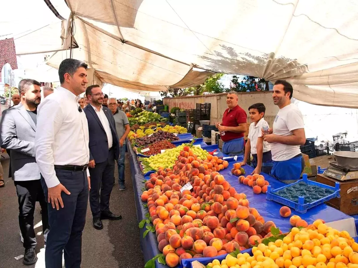 Ataşehir Belediye Başkanı İçerenköy Semt Pazarı\'nı Ziyaret Etti