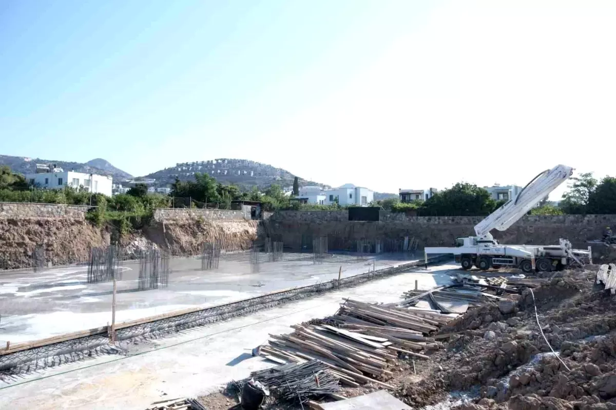 Bodrum Belediye Başkanı Tamer Mandalinci, Yalıkavak Kapalı Pazar Yeri ve Sosyal Etkinlik Alanında İncelemelerde Bulundu