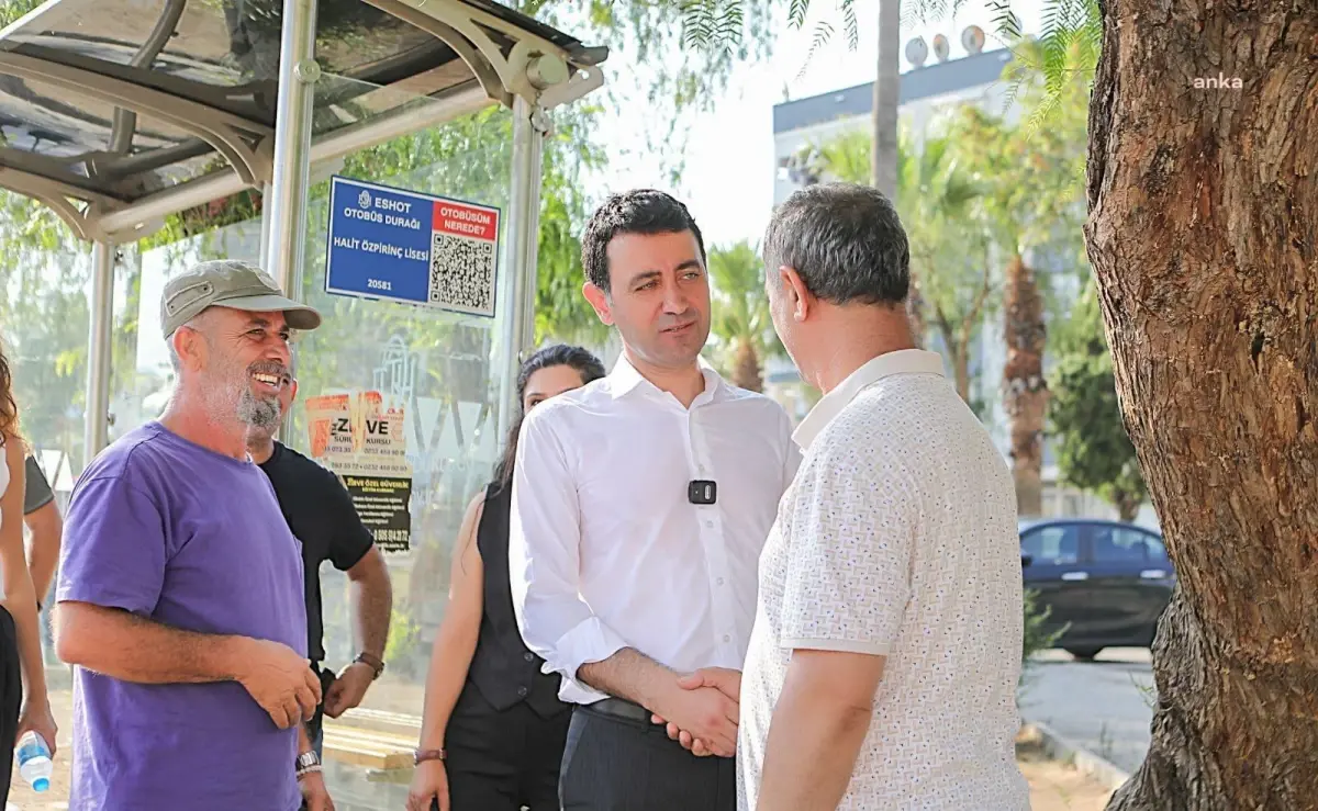 Bayraklı Belediye Başkanı İrfan Önal, Onur Mahallesi\'nde Mahalle Ziyaretleri Yaptı