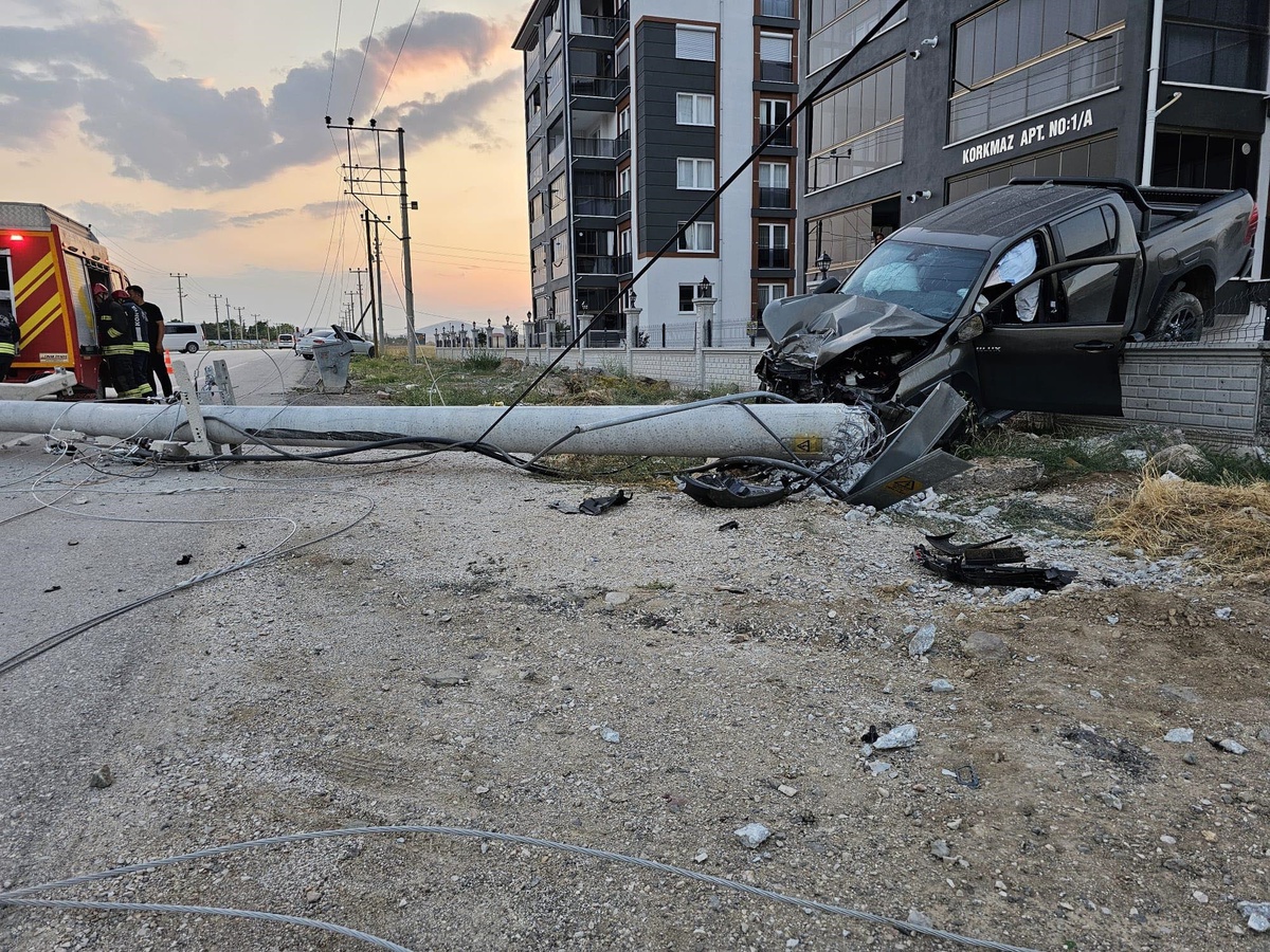 Kamyonet Beton Direğe Çarptı, Sürücü Yaralandı