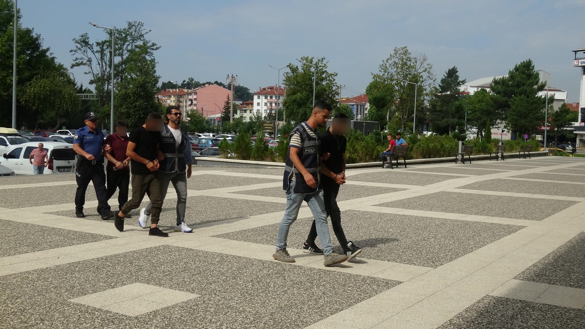Bolu\'da Çalınan Motosikletleri Satmaya Götüren Şüpheliler Yakalandı