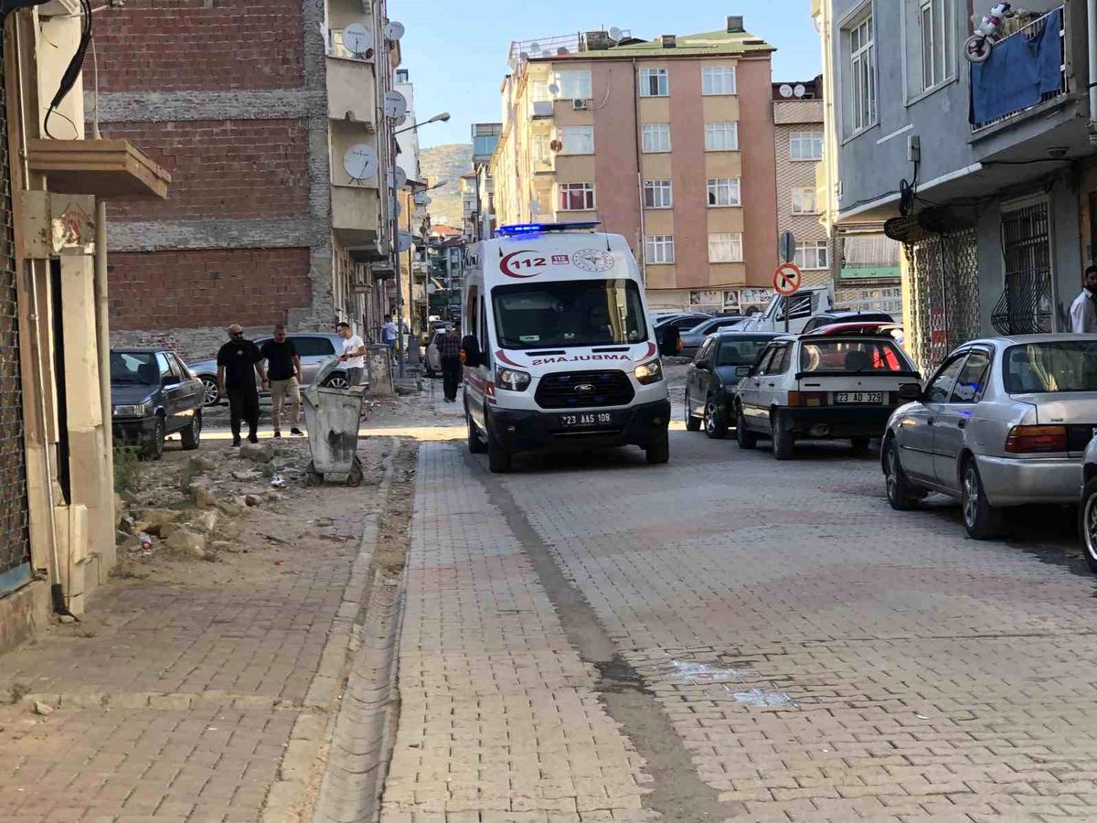 Elazığ\'da bıçaklı kavga: 1 kişi yaralandı