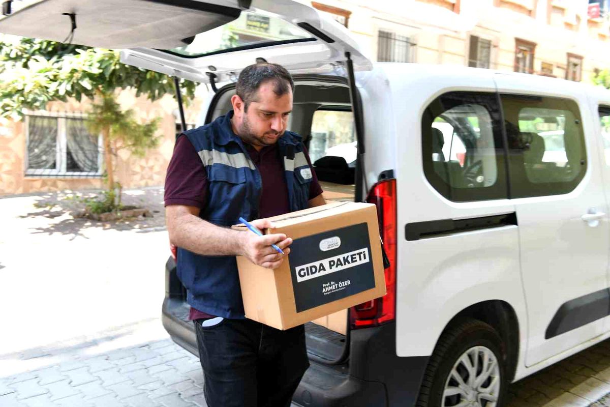 Esenyurt Belediyesi 4 Bin Vatandaşa Gıda Kolisi Yardımı Yaptı