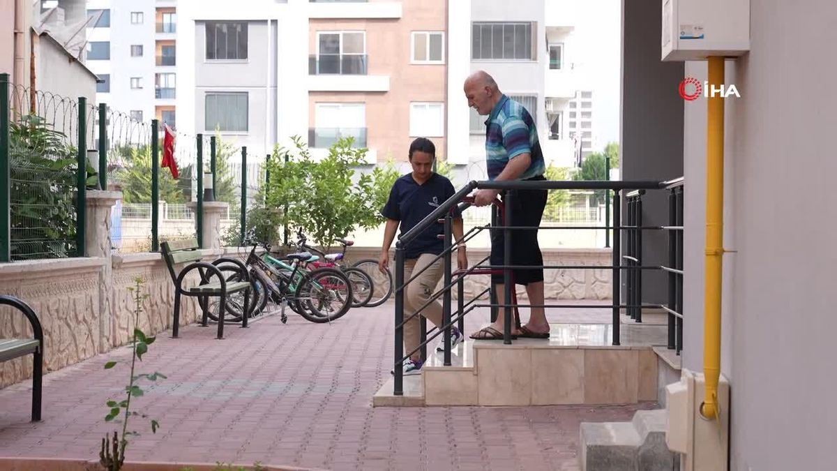 Gülümse Alzheimer Yaşam Merkezi\'nde hastalar hayata daha sıkı tutunuyor