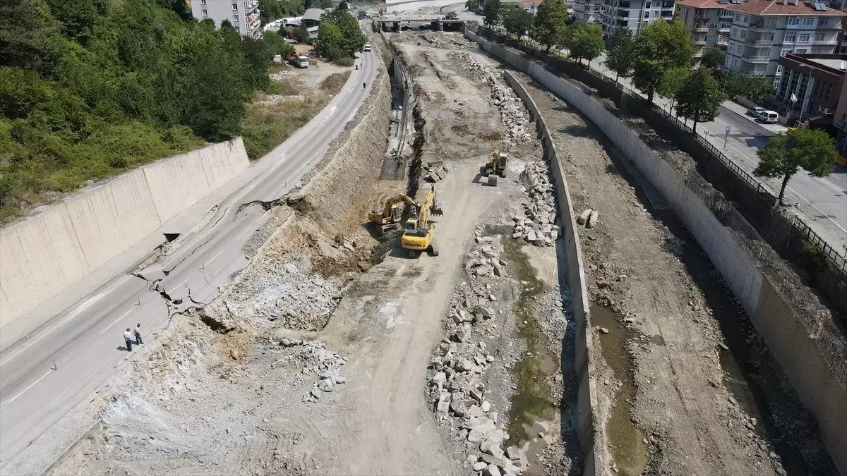 İnebolu\'da dere ıslah çalışması sırasında yol çöktü