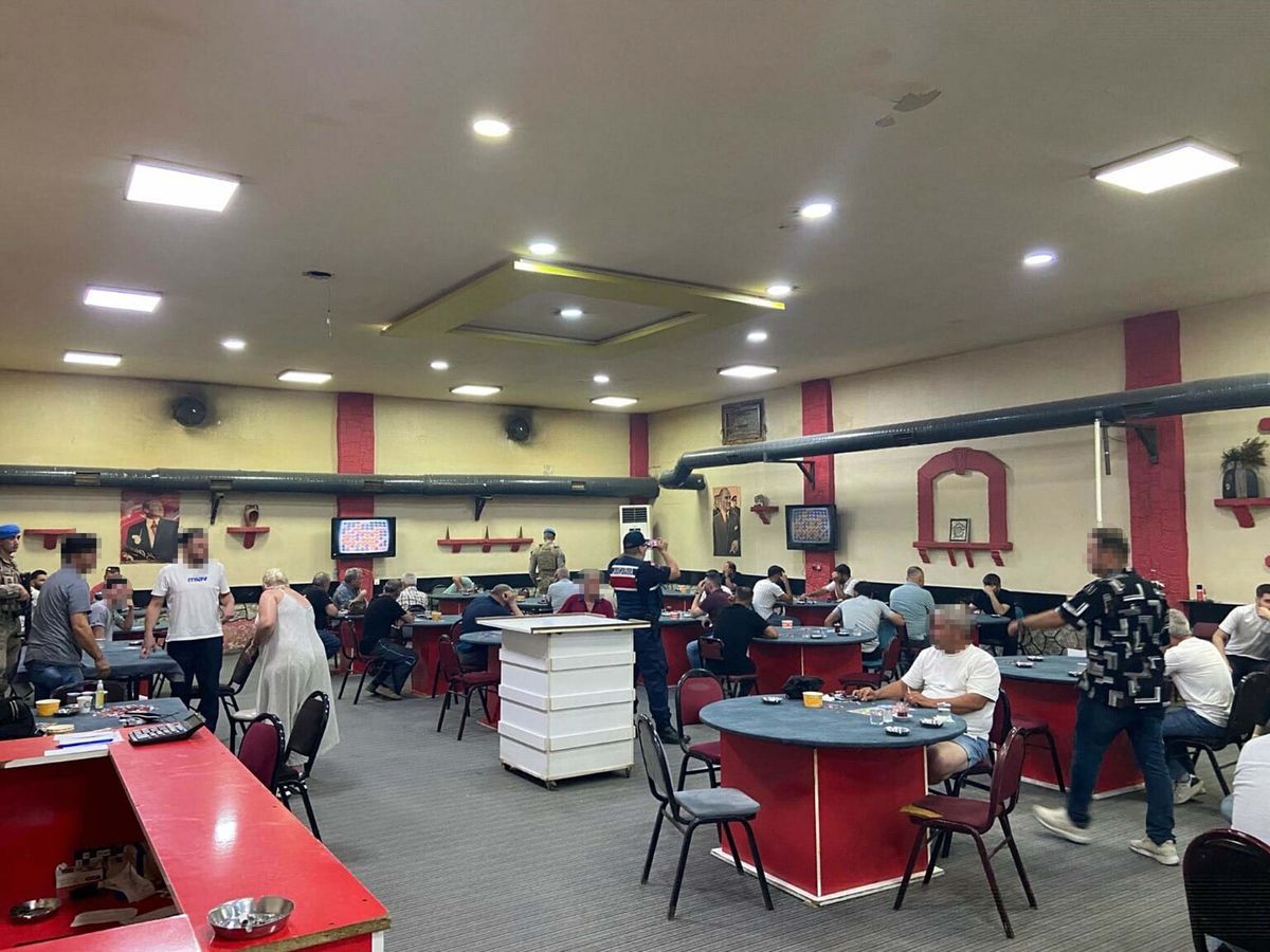 İzmir\'de Kumar Operasyonu: 258 Kişiye 1 Milyon 657 Bin TL Cezai İşlem