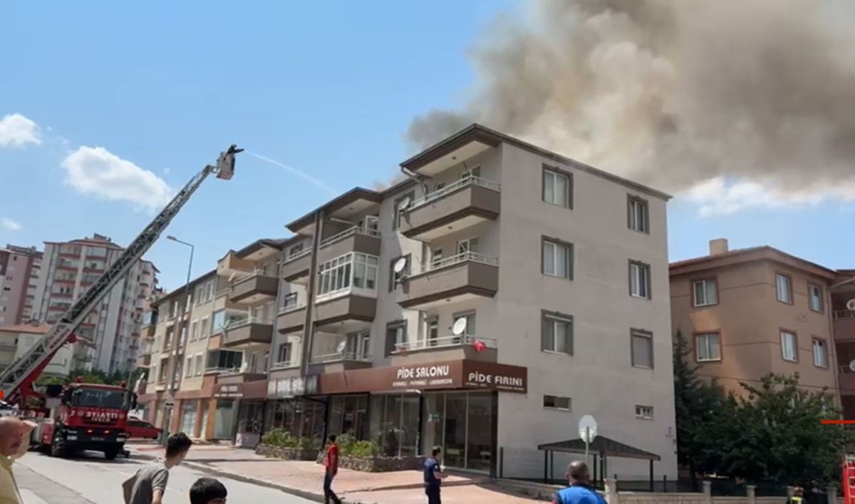 KAYSERİ\'de 3 Katlı Binanın Çatısında Yangın Çıktı