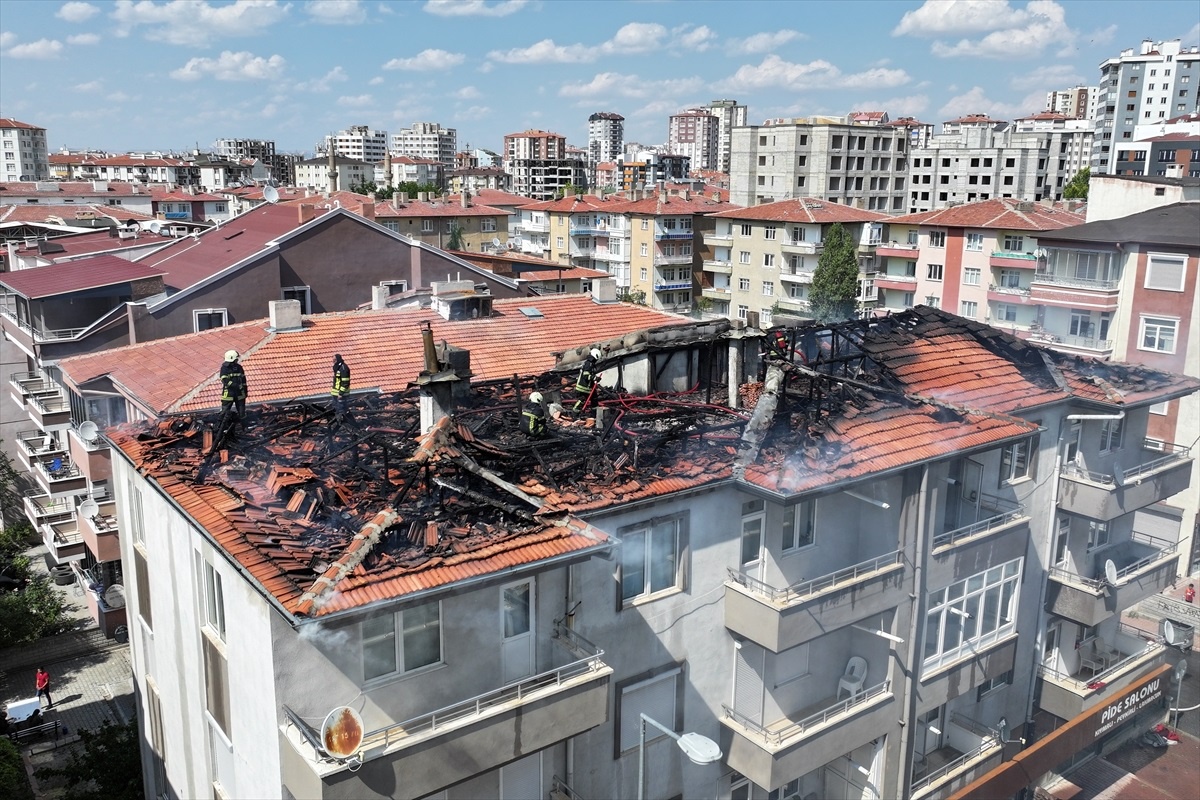 Kayseri\'de 3 Katlı Binanın Çatısında Yangın Çıktı