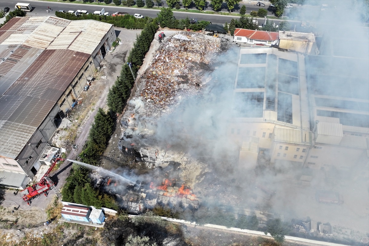 Kayseri OSB\'deki Kağıt Fabrikası Bahçesinde Yangın