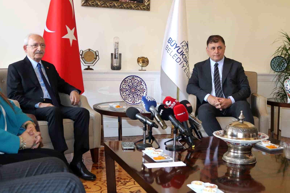 Kılıçdaroğlu, İzmir Büyükşehir Belediye Başkanı Tugay\'ı ziyaret etti