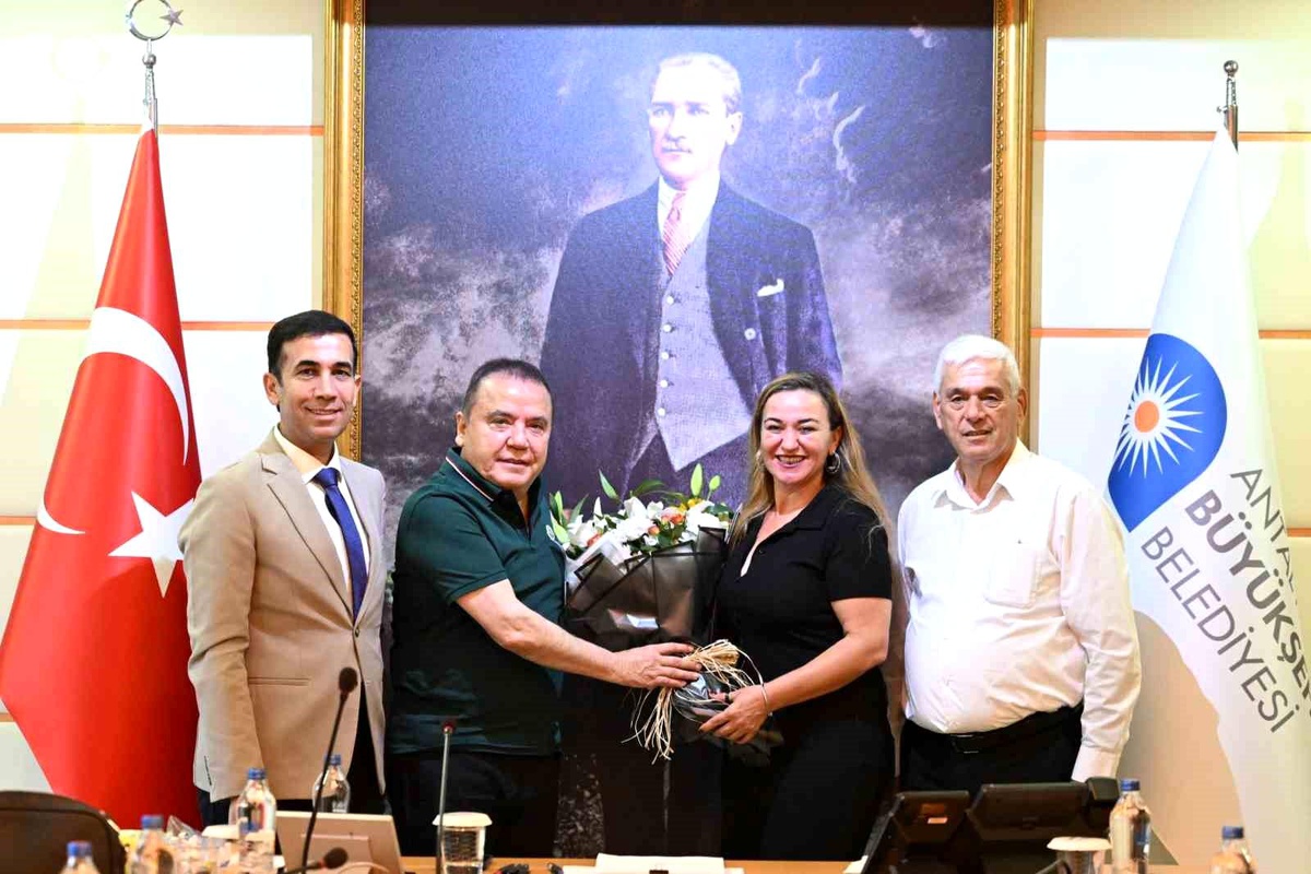 Antalya Büyükşehir Belediye Başkanı Muhittin Böcek, muhtarlarla bir araya geldi