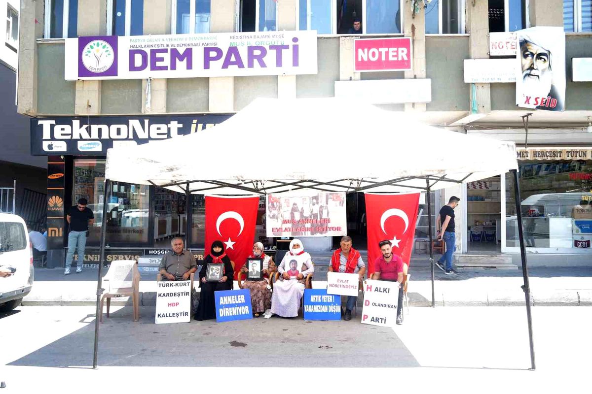 Muş\'ta çocukları kaçırılan aileler oturma eylemine devam ediyor