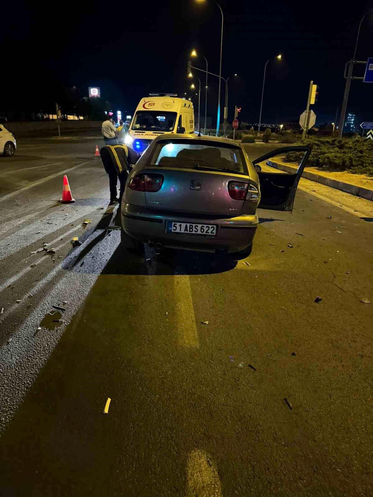 Niğde\'de otomobil ve minibüsün çarpıştığı kazada 2 kişi yaralandı