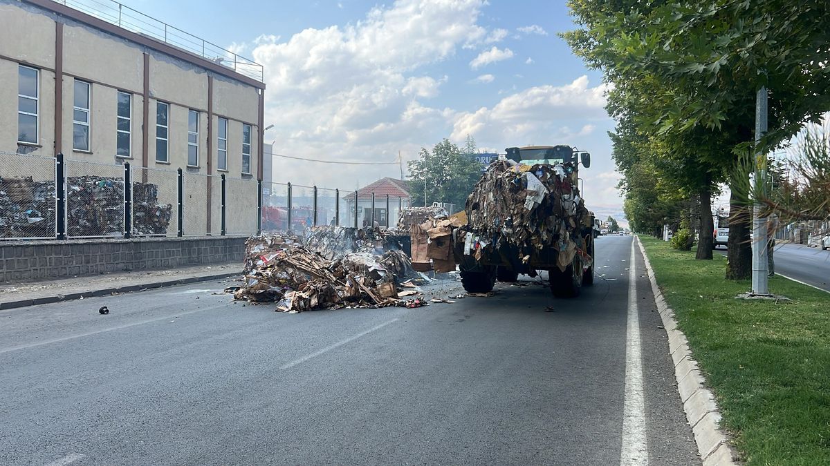 Kayseri\'de Ot Yangını Kağıt Fabrikasına Sıçradı