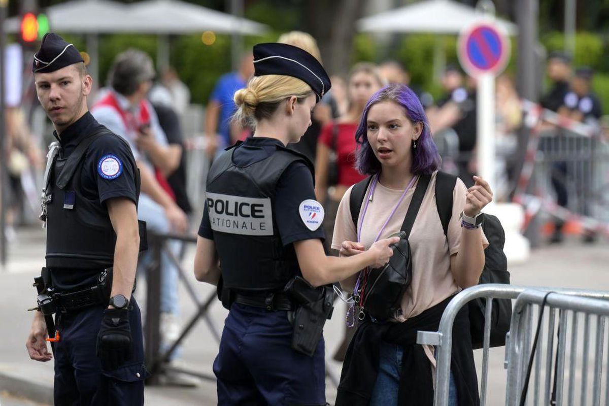 Paris, Olimpiyat açılış törenine hazırlanırken güvenlik önlemleri artırılıyor