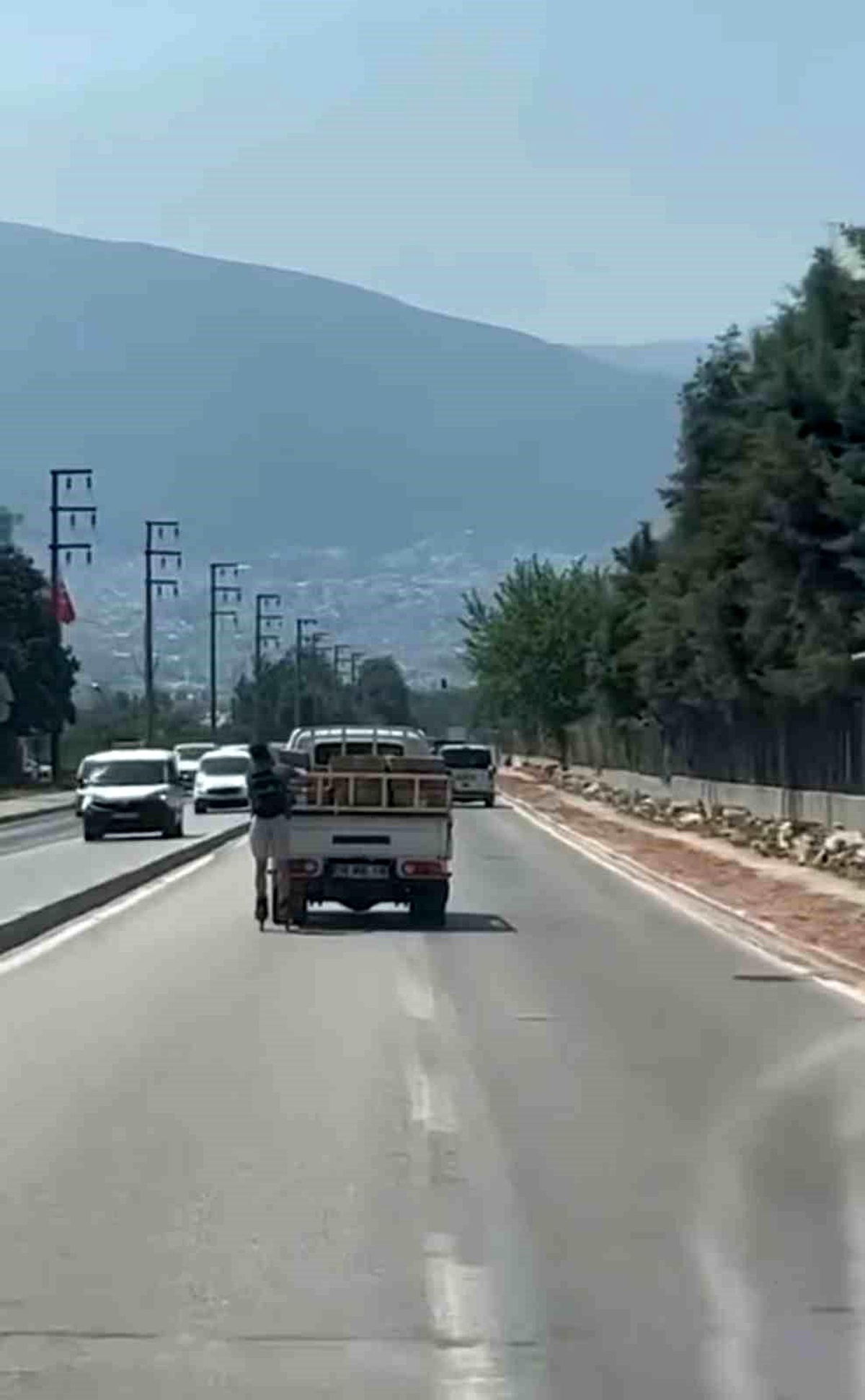 Bursa\'da Tehlikeli Yolculuk: Kamyonetin Kasasına Tutunan Genç