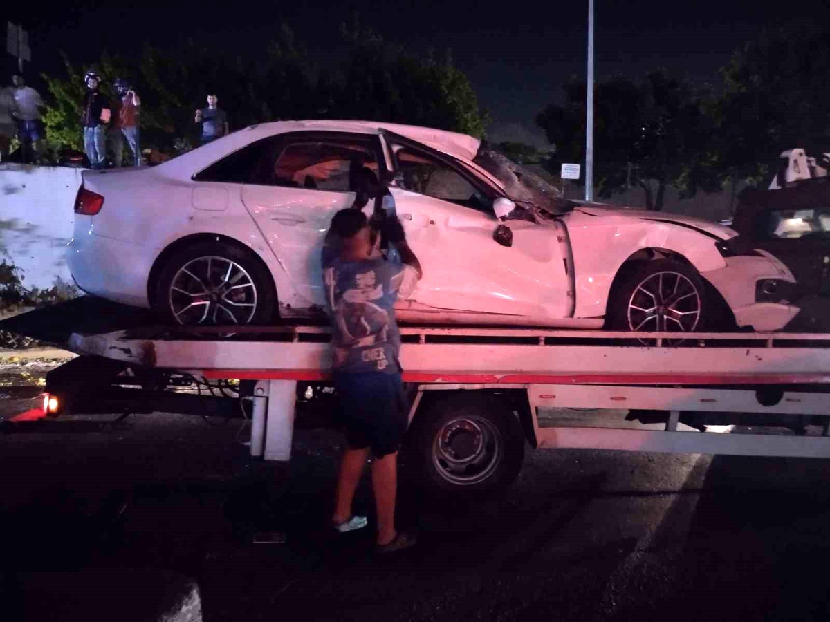 Pendik\'te Otomobil Bariyerleri Aşarak Caddeye Devrildi