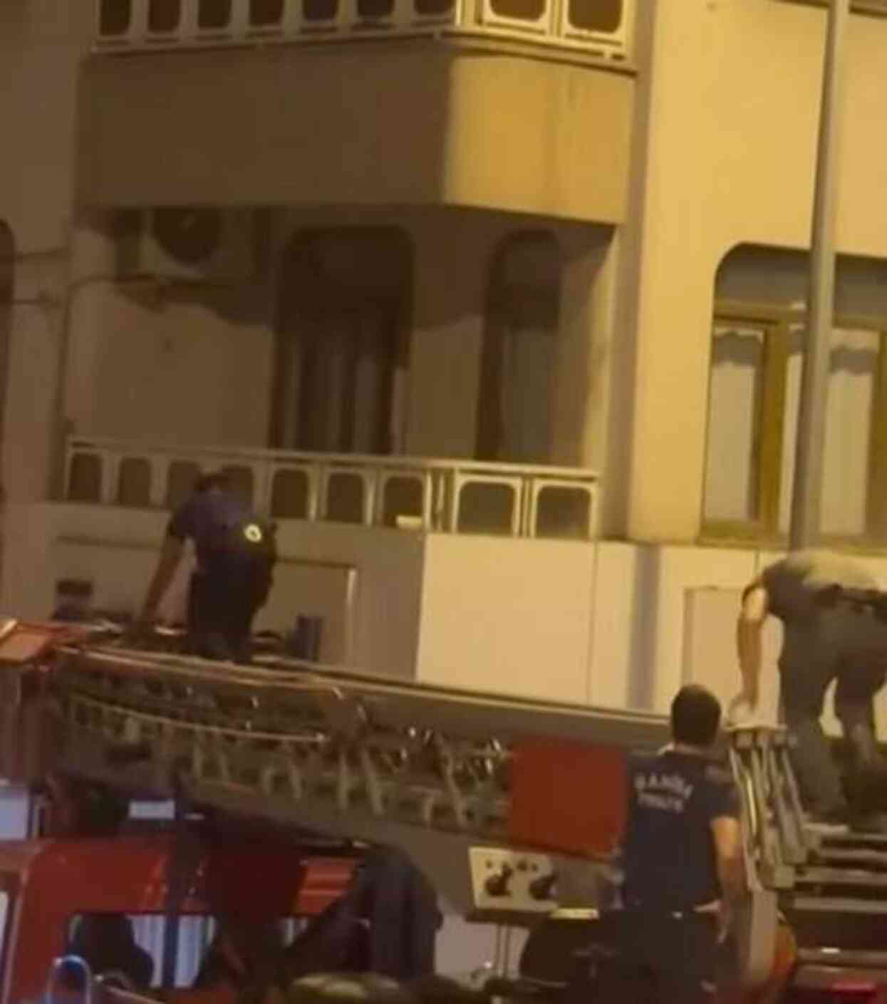 Polisi gören hırsız 5 kat tırmanıp çatıdan kaçtı