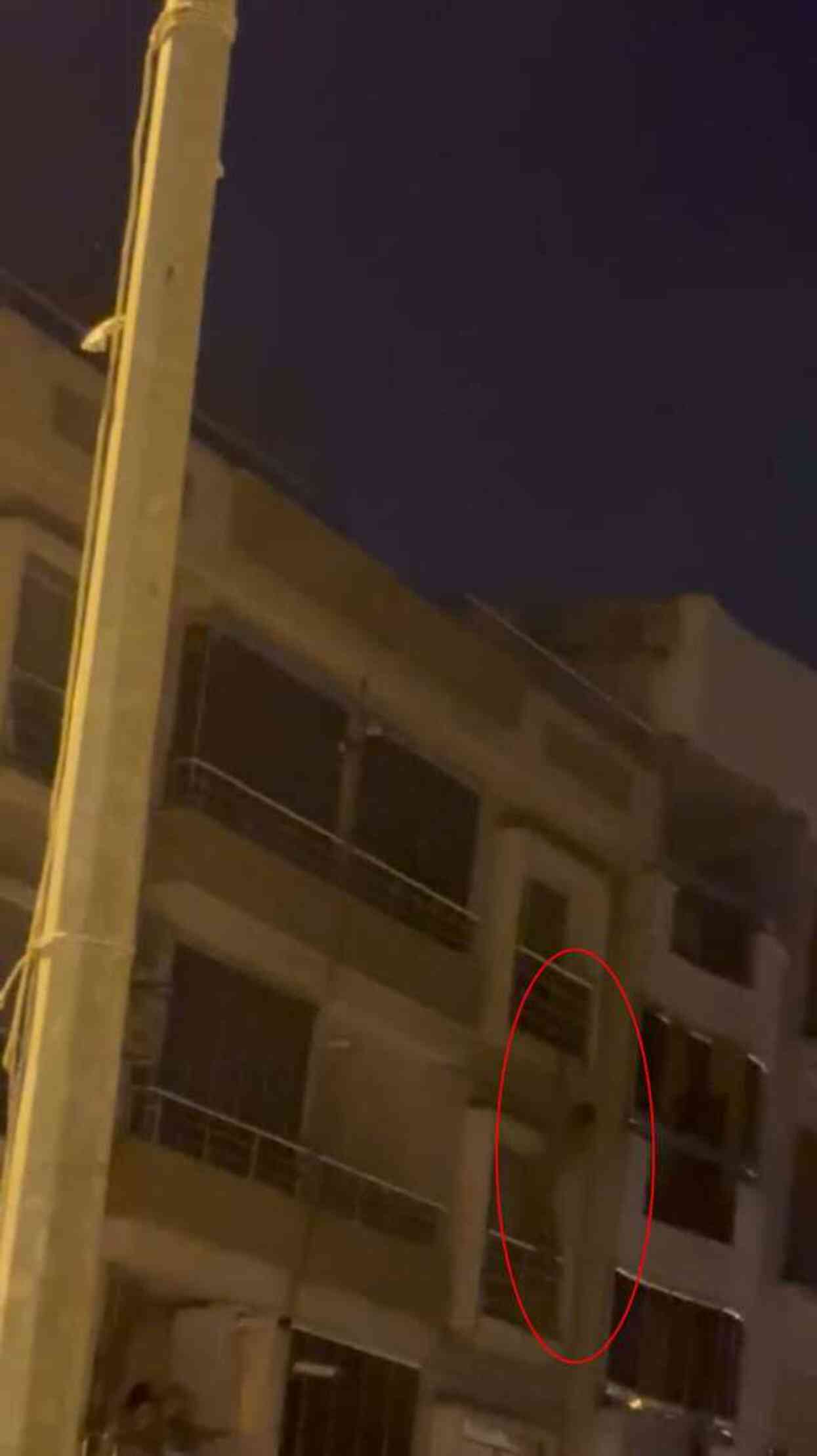Polisi gören hırsız 5 kat tırmanıp çatıdan kaçtı