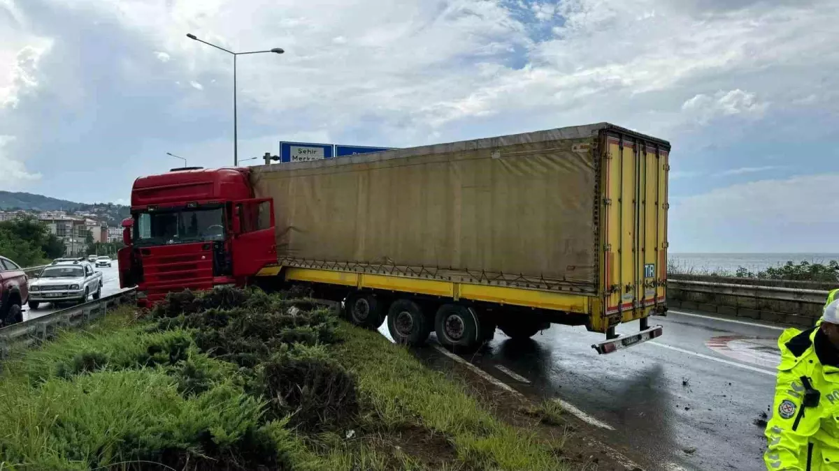 Rize Pazar\'da Tır Ortaya Çıktı: Şoför Yaralandı