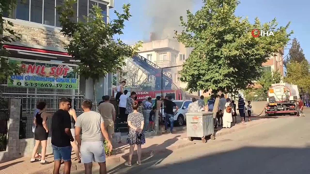 Edirne\'de çıkan çatı yangınında sağlık personeli dumandan etkilenmemeleri için uyardı