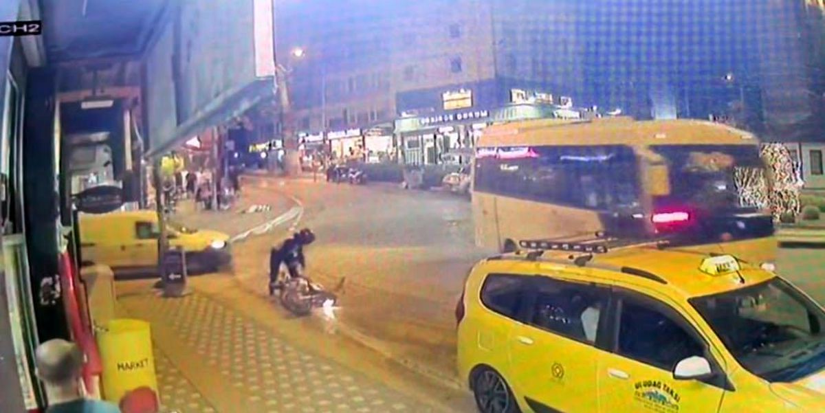 Bursa\'da Motosikletli Saldırganın Cep Telefonu Bayisine Saldırısı Güvenlik Kamerasında
