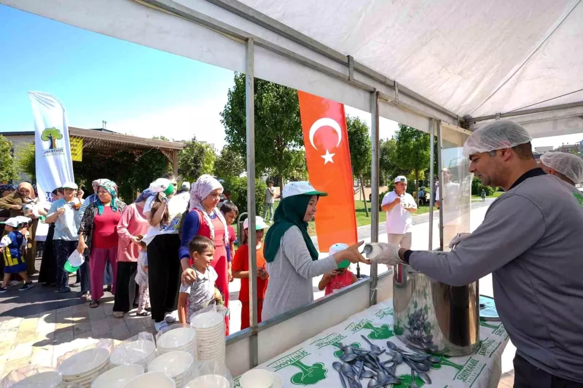 Şehitkamil Belediyesi Muharrem Ayı\'nda Aşure İkramı Yapıyor