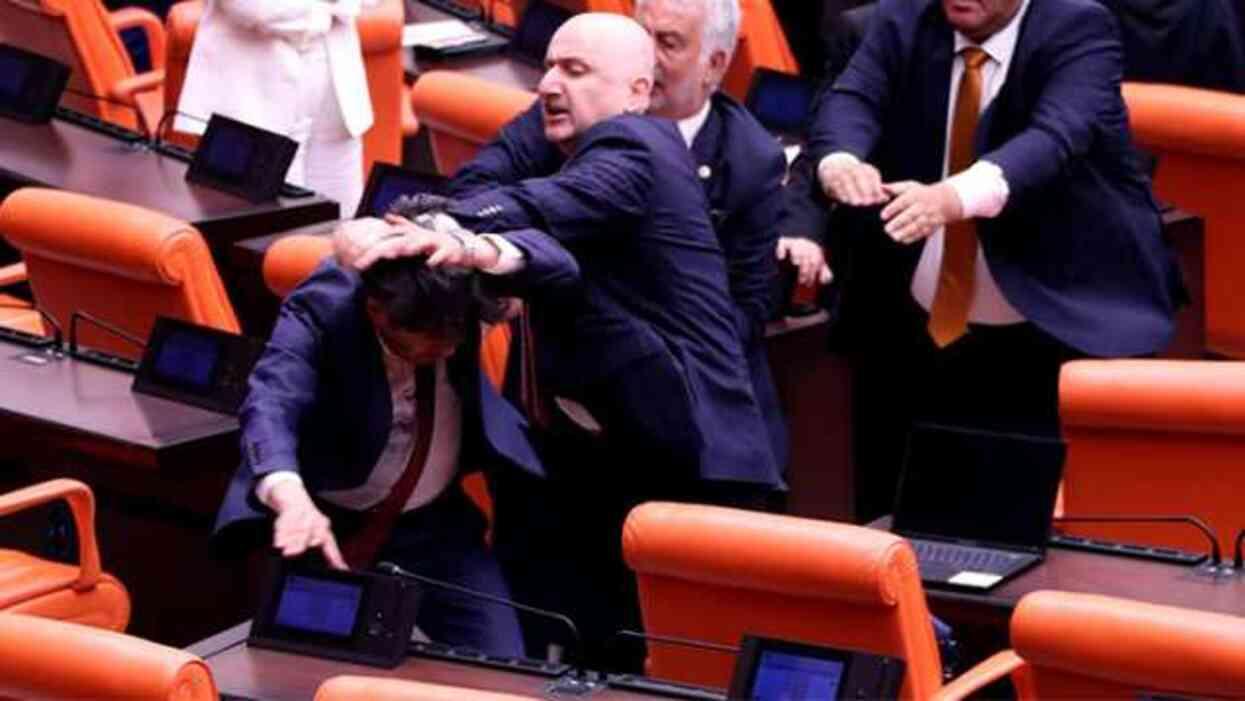 TBMM'de ortalık savaş alanına döndü! AK Partili Karaismailoğlu, DEM Parti'li Bozan'a yumruk attı