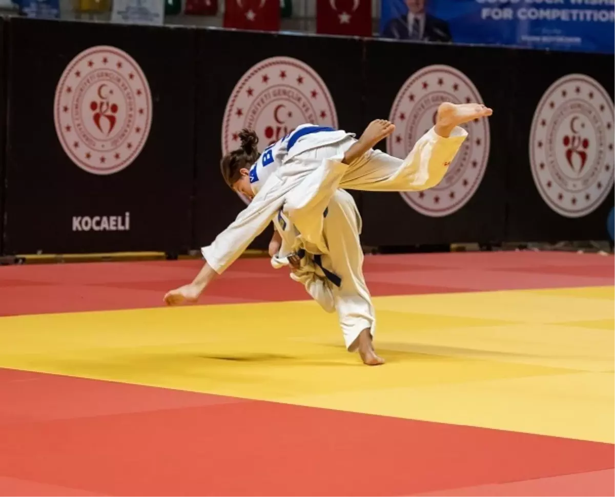 Ümraniye Belediyesi Spor Kulübü, Gemlik Uluslararası Karete Do Şampiyonası ve Judo Yıldızlar Avrupa Kupası\'nda 9 madalya kazandı