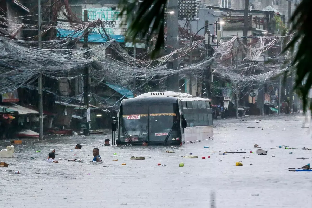 Filipinler\'de Gaemi Tayfunu Sel ve Toprak Kaymalarına Neden Oldu