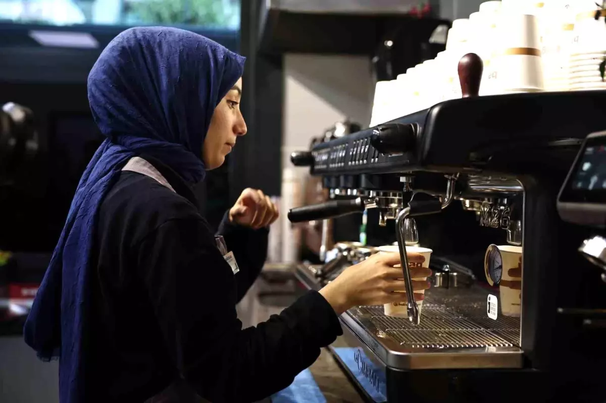 Bağcılar Belediyesi Kadın ve Aile Kültür Sanat Merkezi\'nde Barista Eğitimi Alan Kadınlar İşe Başladı