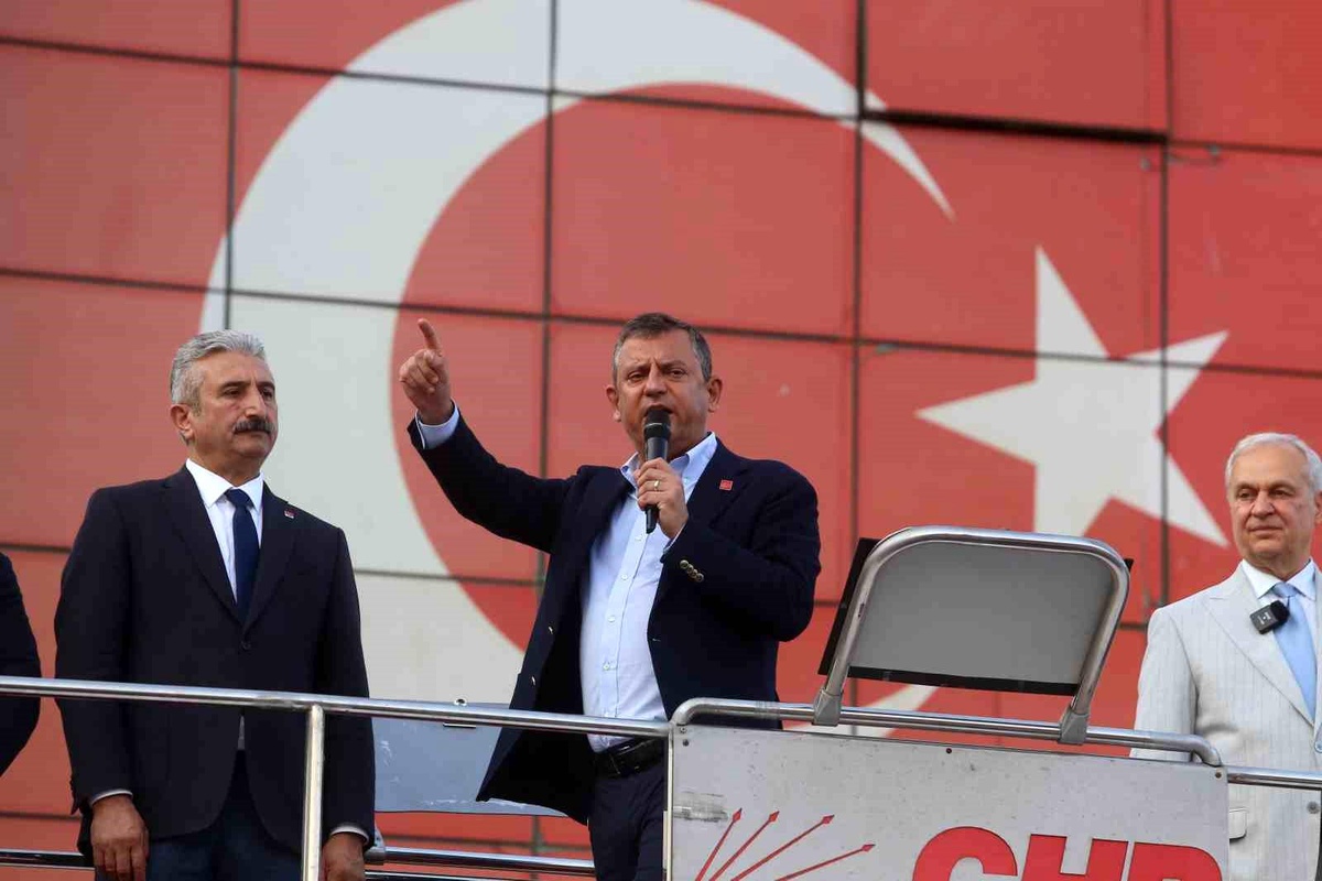 CHP Genel Başkanı Özgür Özel: "Biz buraya mazeret üretmeye gelmedik. İcap ederse hepimiz çıkarız, çöpleri toplarız"