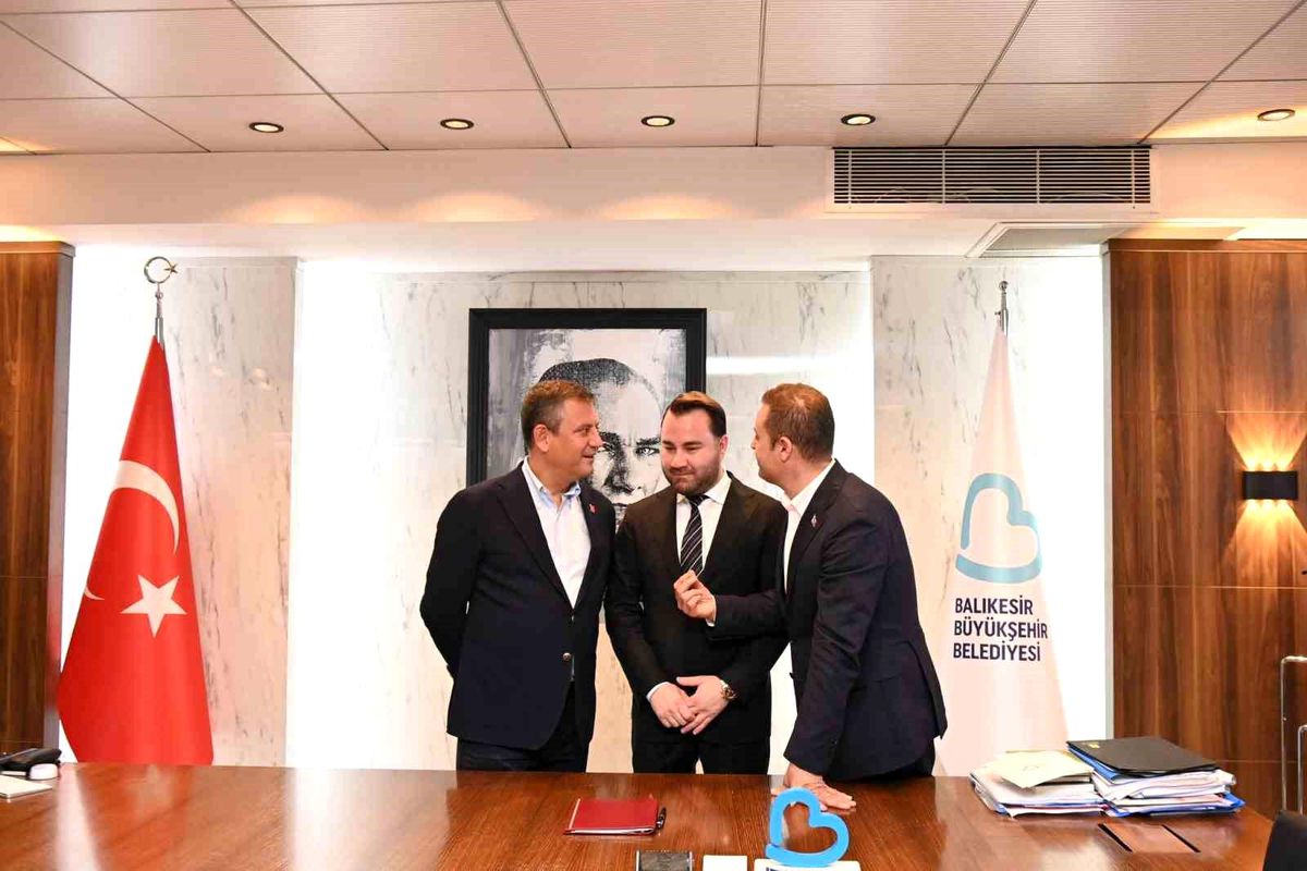 CHP Genel Başkanı Özgür Özel\'den Ahmet Akın\'a övgüler