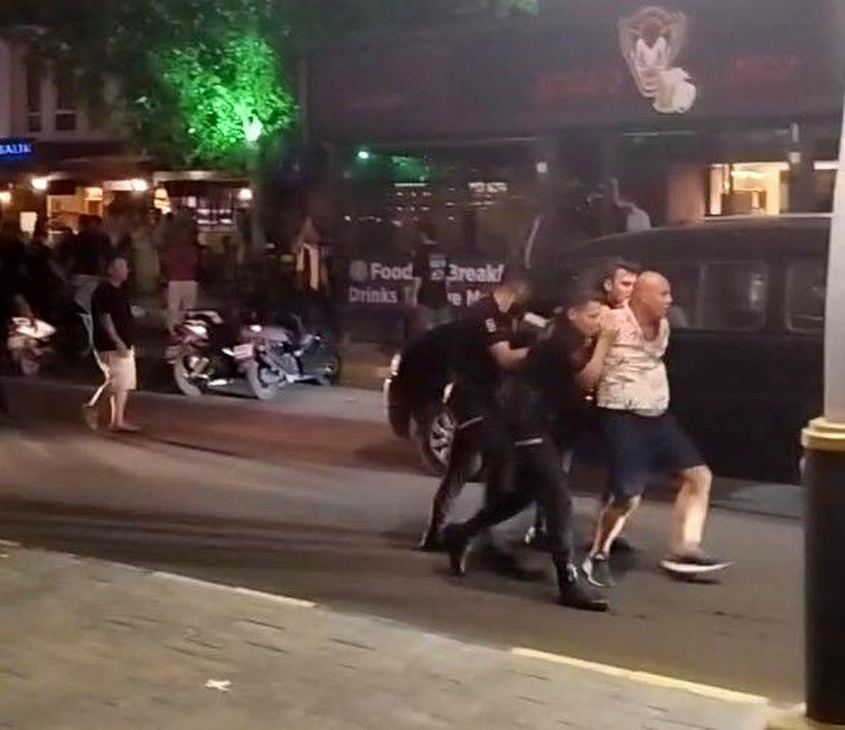 Kuşadası\'nda çıkan kavgada polis ekipleri güçlük çekti