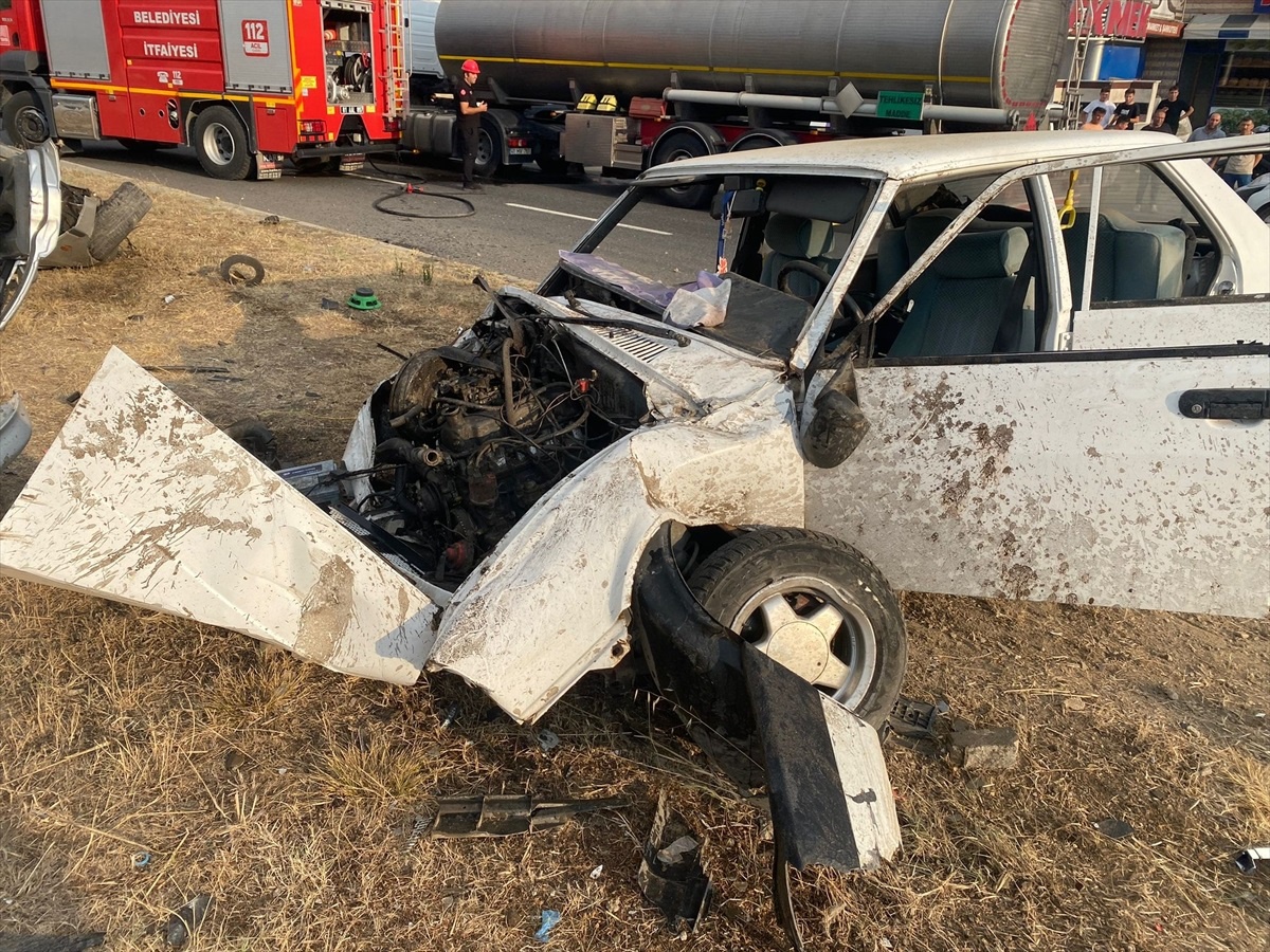 Düzce\'de Tehlikeli Kaza: Otomobiller Çarpıştı, Yaralılar Hastaneye Kaldırıldı