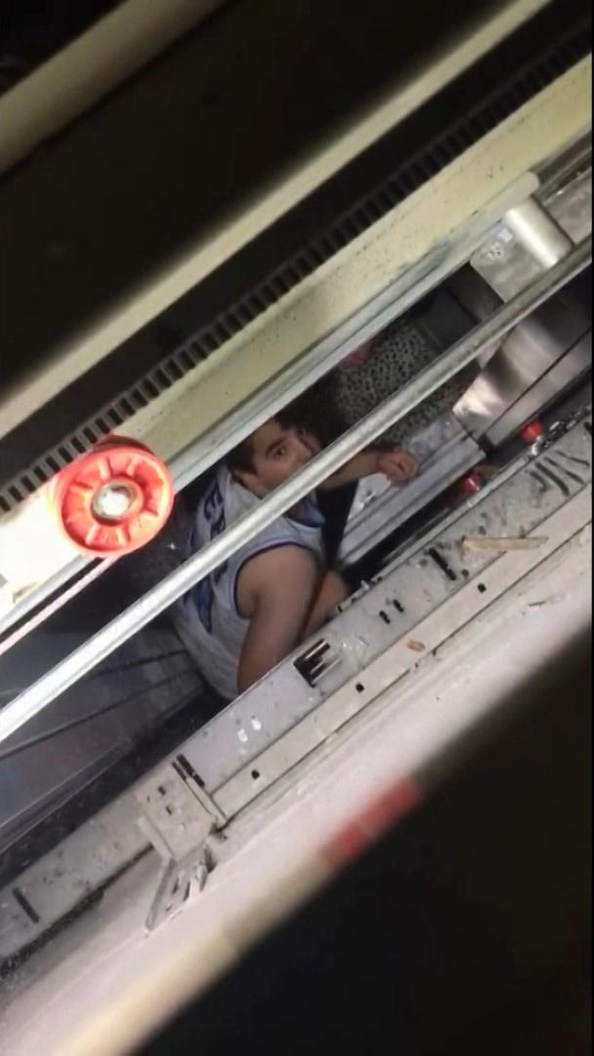 Elazığ\'da elektrikler kesildi, asansörde mahsur kalan çocuk itfaiye ekipleri tarafından kurtarıldı