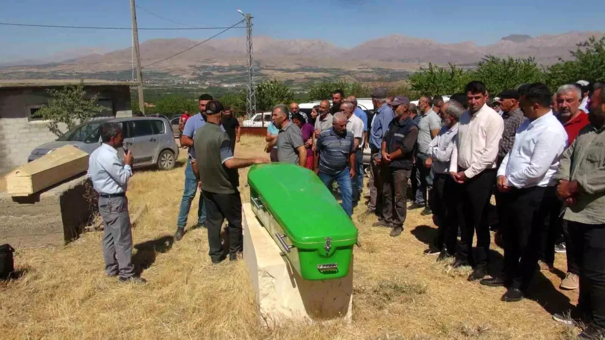 Malatya\'da traktör kazasında hayatını kaybeden kız kardeşler gözyaşları arasında defnedildi