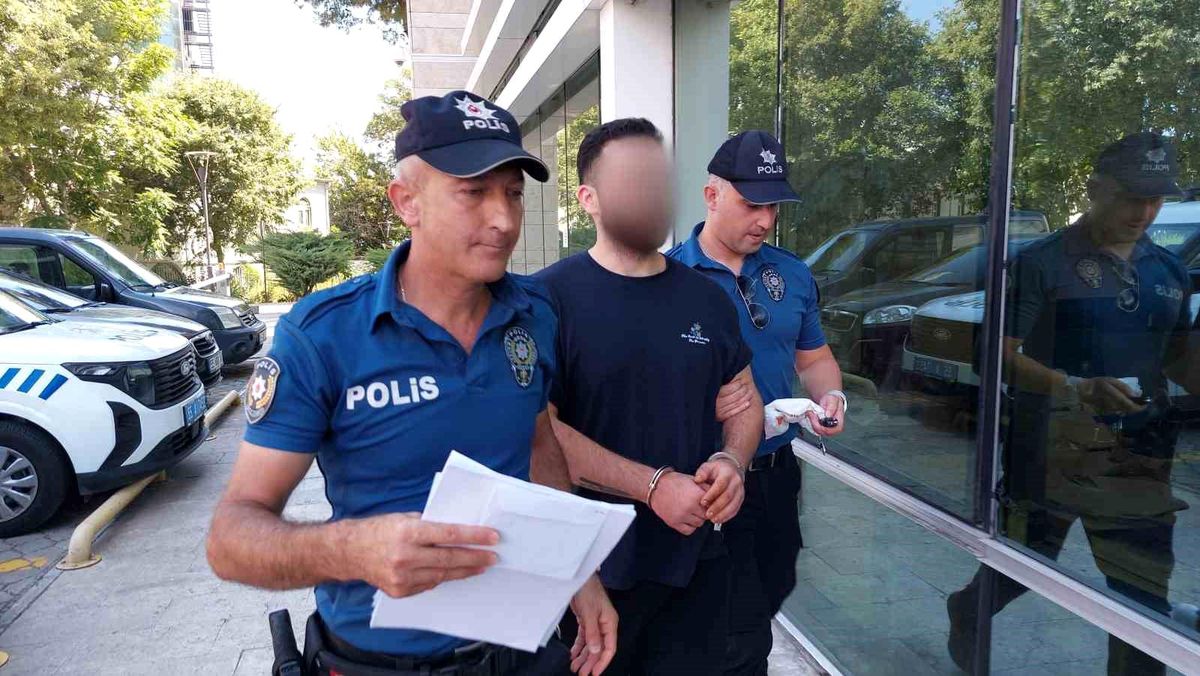 Samsun\'da Aşçı Olarak Çalıştığı Otelde Para İstemek İçin Havalı Tabanca Kullanan Genç Tutuklandı