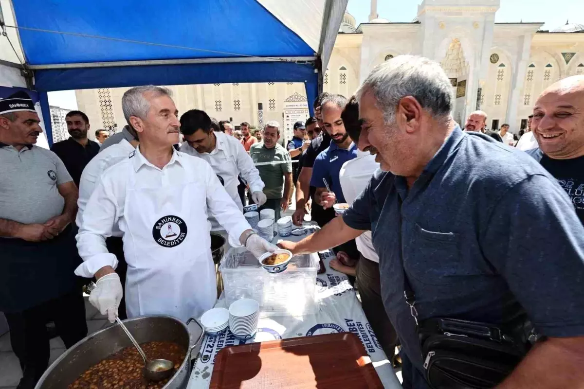 Gaziantep\'te Muharrem Ayı\'nda Şahinbey Belediyesi tarafından aşure dağıtılıyor