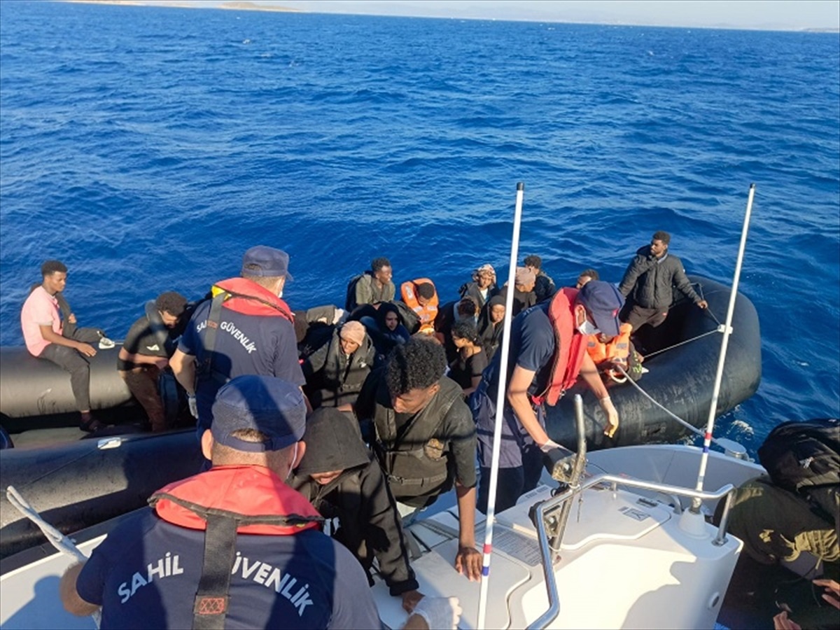 İzmir\'in Çeşme ilçesi açıklarında 44 düzensiz göçmen kurtarıldı