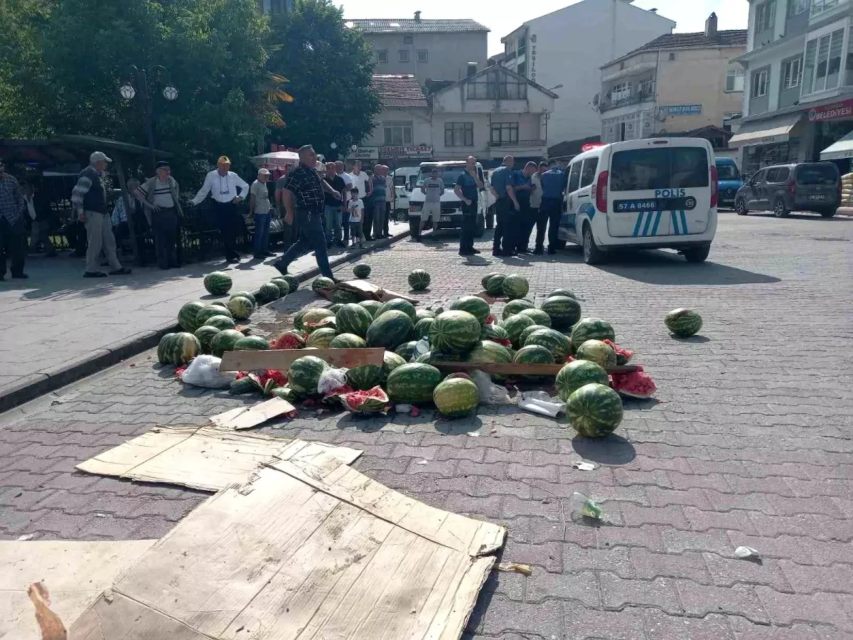 Sinop\'ta Vatandaş Karpuzları Parçalayarak Kaymakamlık Önüne Döktü