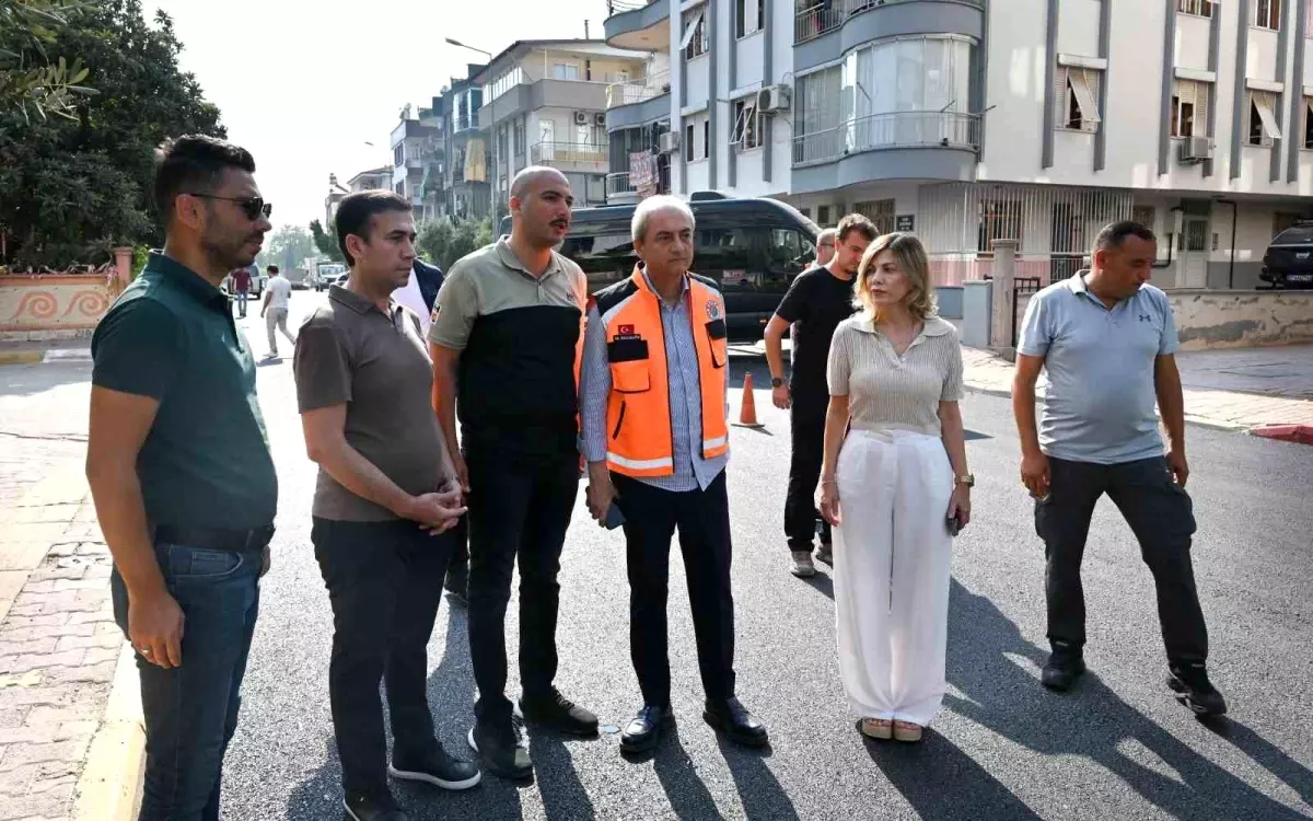 Kepez Belediye Başkanı Mesut Kocagöz, Işık Caddesi\'ndeki sıcak asfalt çalışmalarını inceledi