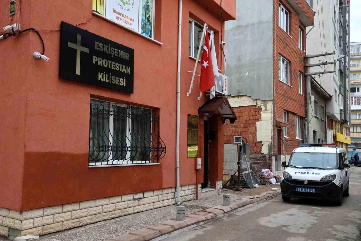Eskişehir Protestan Kilisesi\'ne zorla girmeye çalışan alkollü şahıslara hapis cezası talep edildi