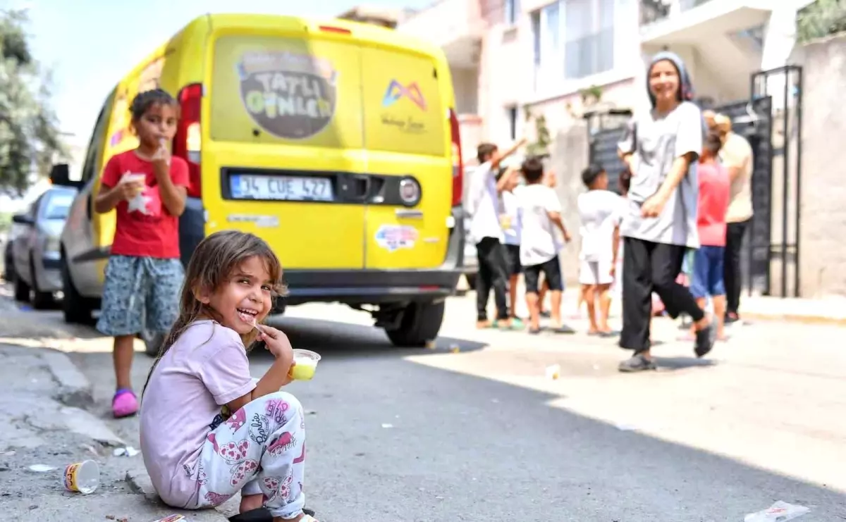 Mersin Büyükşehir Belediyesi, Tarsus\'un Meşhur Limon Dondurmasını Çocuklara Dağıtıyor